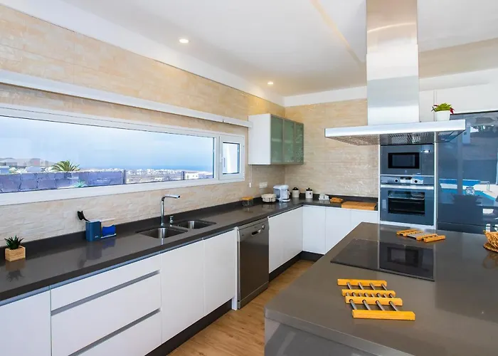 Eslanzarote Eco Tony, Heated Pool, Jacuzzi, Sat Tv, Super Wifi Villa